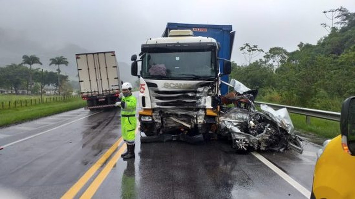 Médico morre em grave acidente na BR-101, em Macaé, no RJ