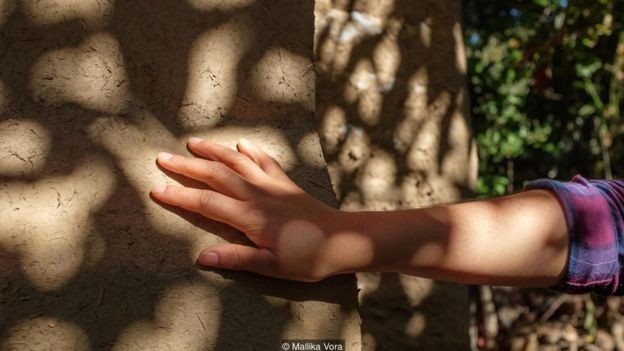 Como se trata de um material térmico, ele libera calor nas casas à noite e frescor durante o dia (Foto: MALLIKA VORA/BBC)