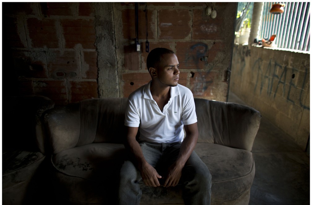 Ángel Villanueva na sala de sua casa e garimpando no poluído Rio Guaire, em Caracas (Foto: Ariana Cubillos/AP)
