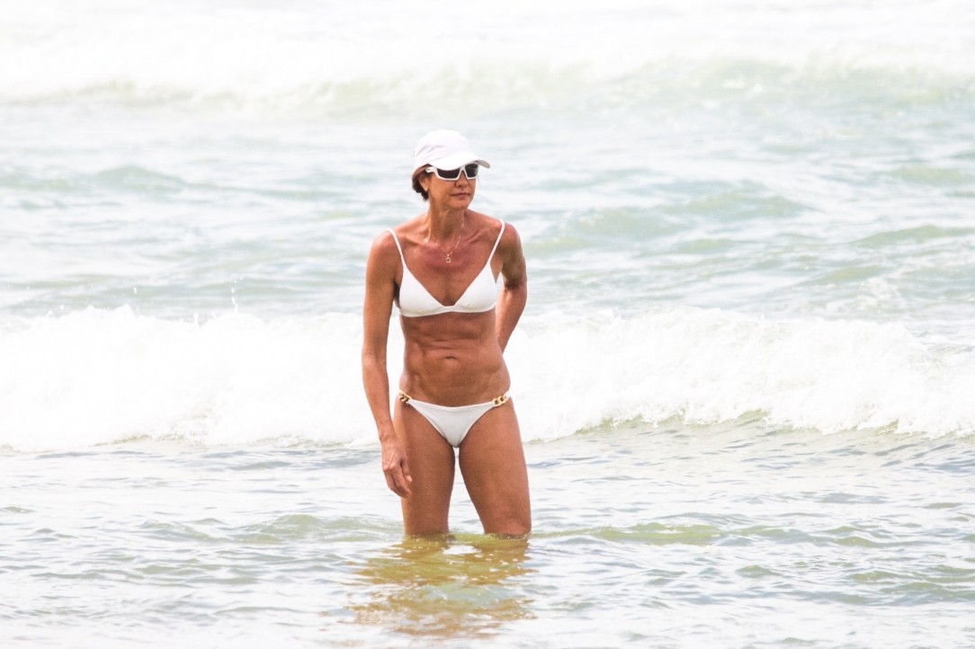 Fernanda Venturini toma banho de mar em praia carioca (Foto: Francisco Silva/AgNews)