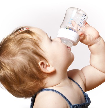 Bebê tomando mamadeira (Foto: Shutterstock)