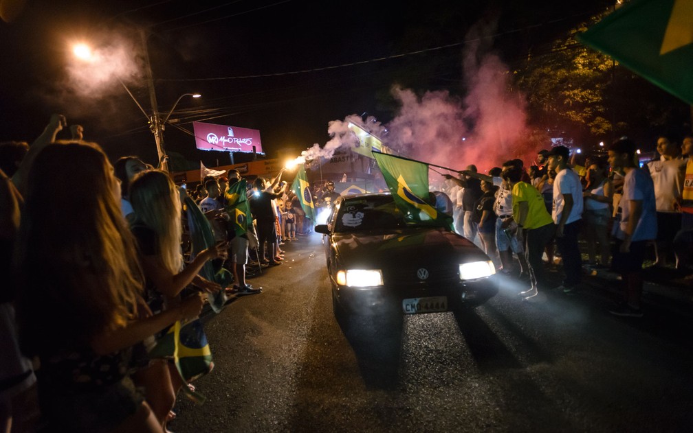 Eleitores de Franca (SP) comemoram vitória de Bolsonaro com passeata em avenidas — Foto: Igor do Vale/G1