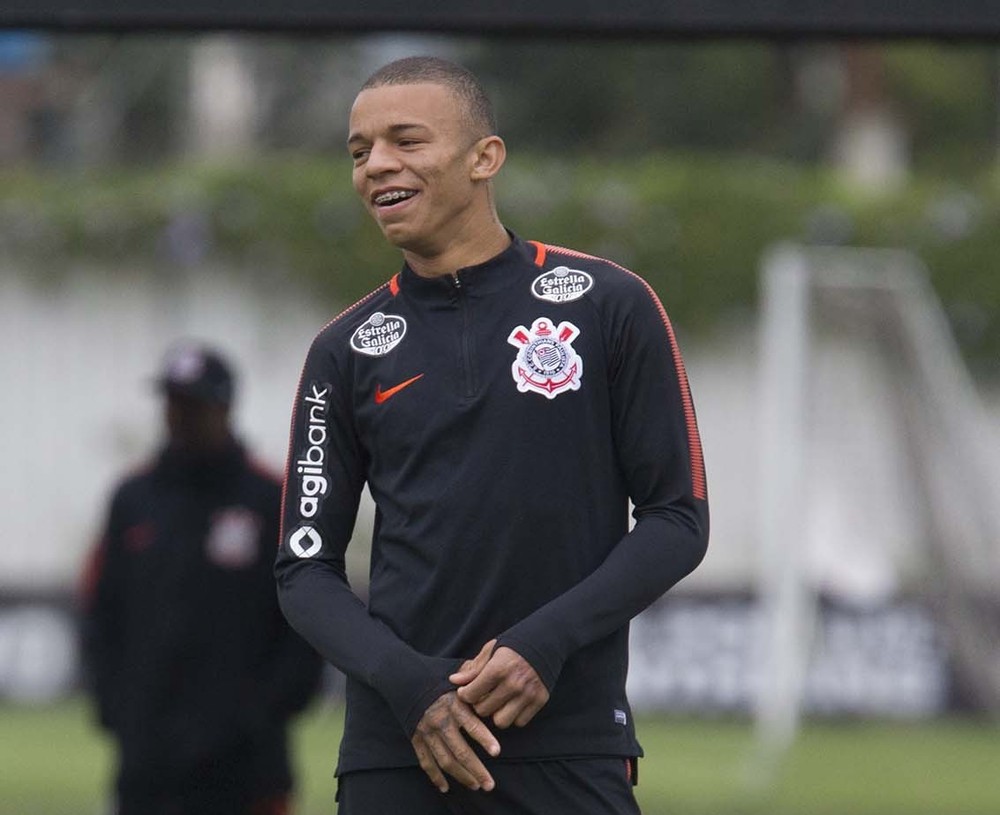 Rafael Bilu se inspira em Sheik e celebra estreia no Corinthians: 