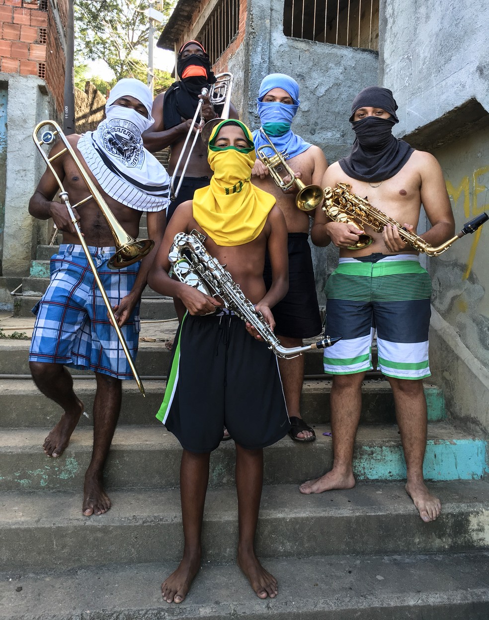 Foto de jovens 'armados' com instrumentos musicais fez sucesso no Brasil e no exterior  — Foto: Anderson Valentim/Favelagrafia
