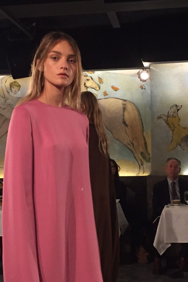 SuzyNYFW: A Fresh Colour Palette At The Row (Foto: @suzymenkesvogue)