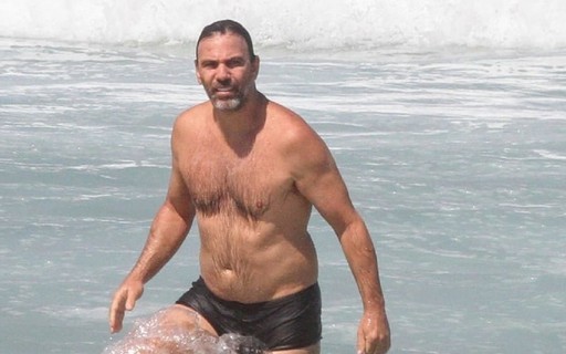 Marcelo Faria toma banho de mar em praia carioca