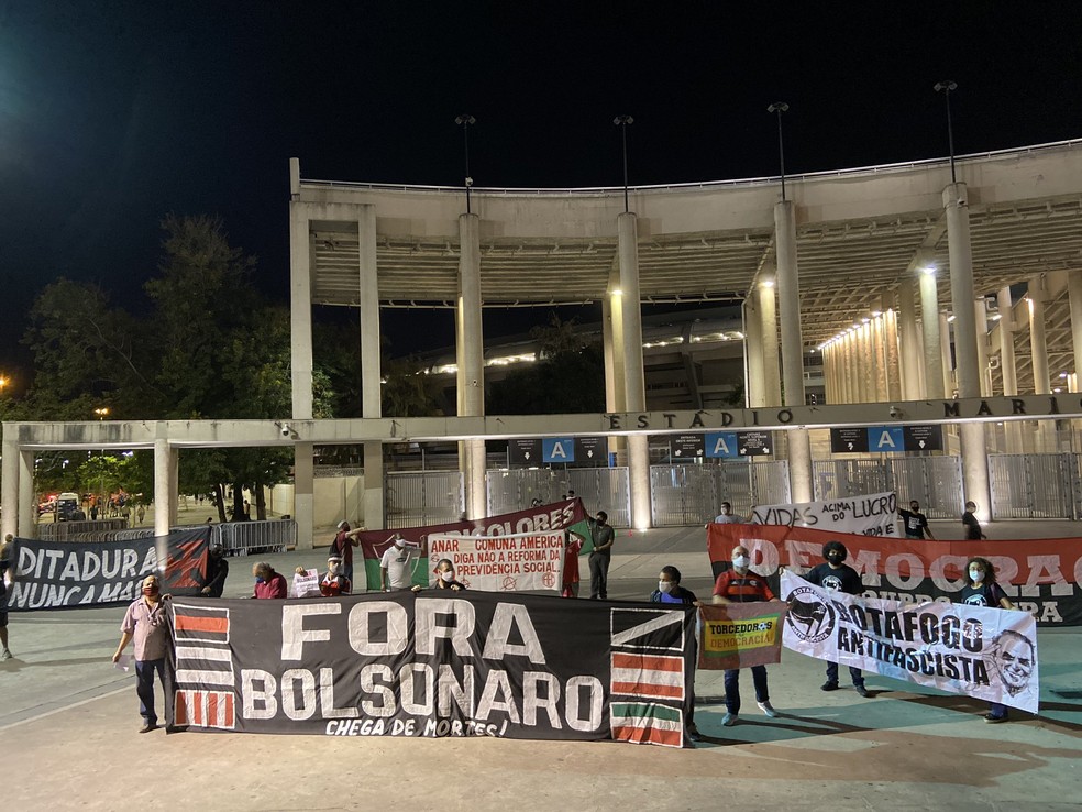 Protesto na entrada do Maracanã — Foto: Marcelo Baltar