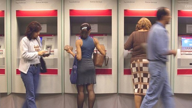 Clientes utilizam caixa eletrônico em agência bancária: número de brasileiros com conta corrente em banco pulou para 86,3 milhões (Foto: Arquivo/Agência Brasil)