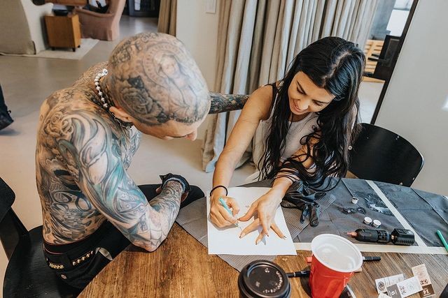 Kourtney Kardashian faz tatuagem em Travis Barker (Foto: Reprodução/Instagram)