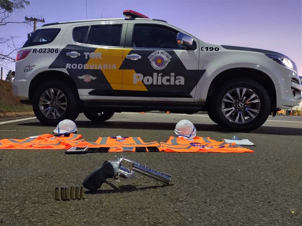 Casal foi abordado na Rodovia João Baptista Cabral Rennó (SP-225), em Santa Cruz do Rio Pardo — Foto: Polícia Militar Rodoviária/Divulgação