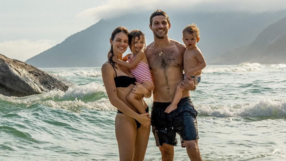 Laura Neiva e Chay Suede aproveitam dia na praia com família