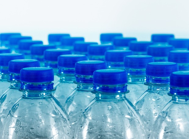 Fabricar novos produtos com garrafas PET recicladas pode ajudar a complementar a renda (Foto: Pixabay/Fotoblend/CreativeCommons)