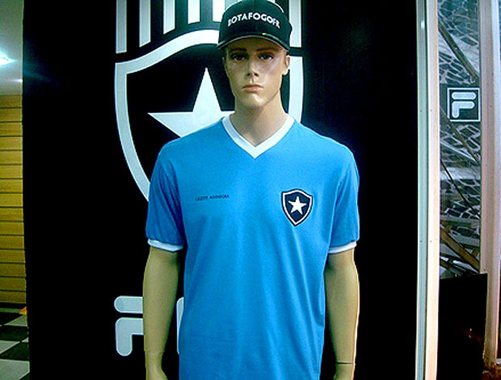Camisa celeste com escudo da estrela solitária: homenagem ao Uruguai na Copa de 2010 (Foto: Divulgação)
