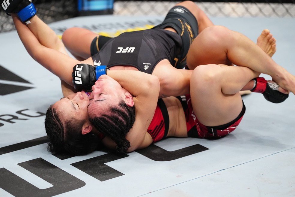 Weili Zhang venceu Carla Esparza por finalização a 1min05s do R2 — Foto: Getty Images