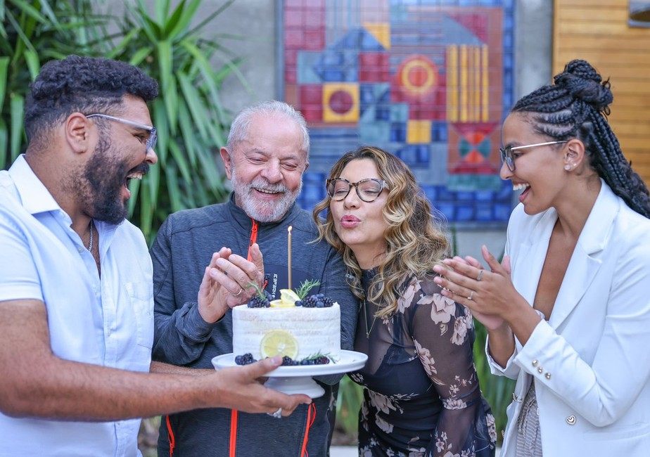 Lula e amigos na comemoração do aniversário da esposa, Janja Silva, em agosto