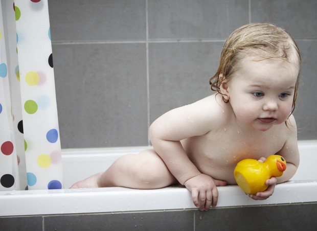 criança banho não gosta choro foge do banho  (Foto: thinkstock)