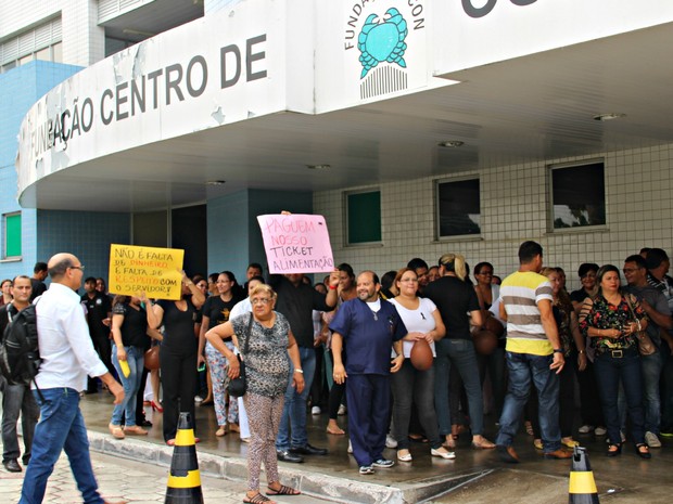 Funcionários manifestaram por falta de ticket alimentação e remédios quimioterápicos (Foto: Suelen Gonçalves/G1 AM)