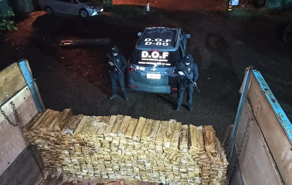 Policiais apreenderam droga em fundo falso de caminhão — Foto: DOF/Divulgação