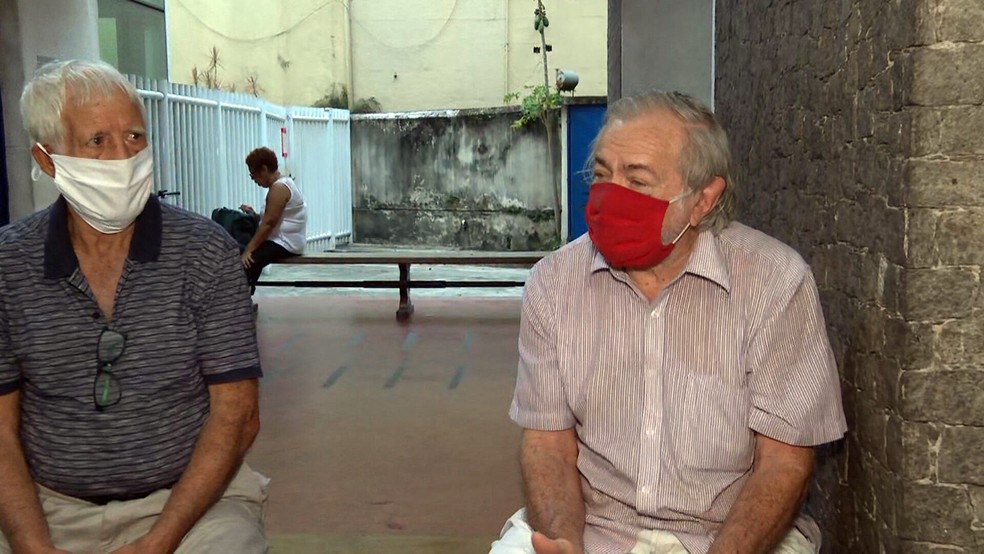 Idosos de 82 anos chegam às 6h a posto de vacinação no Catete, na Zona Sul do Rio, duas horas antes da abertura — Foto: Reprodução/TV Globo
