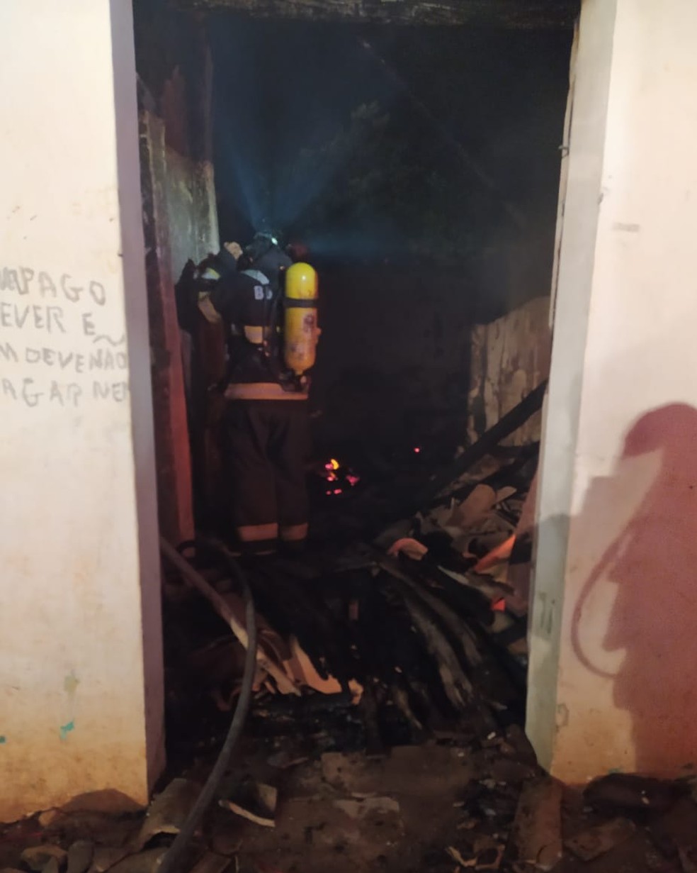 Imóvel onde crinaça morreu carbonizada ficou destruído pelo fogo — Foto: Ascom//Bombeiros