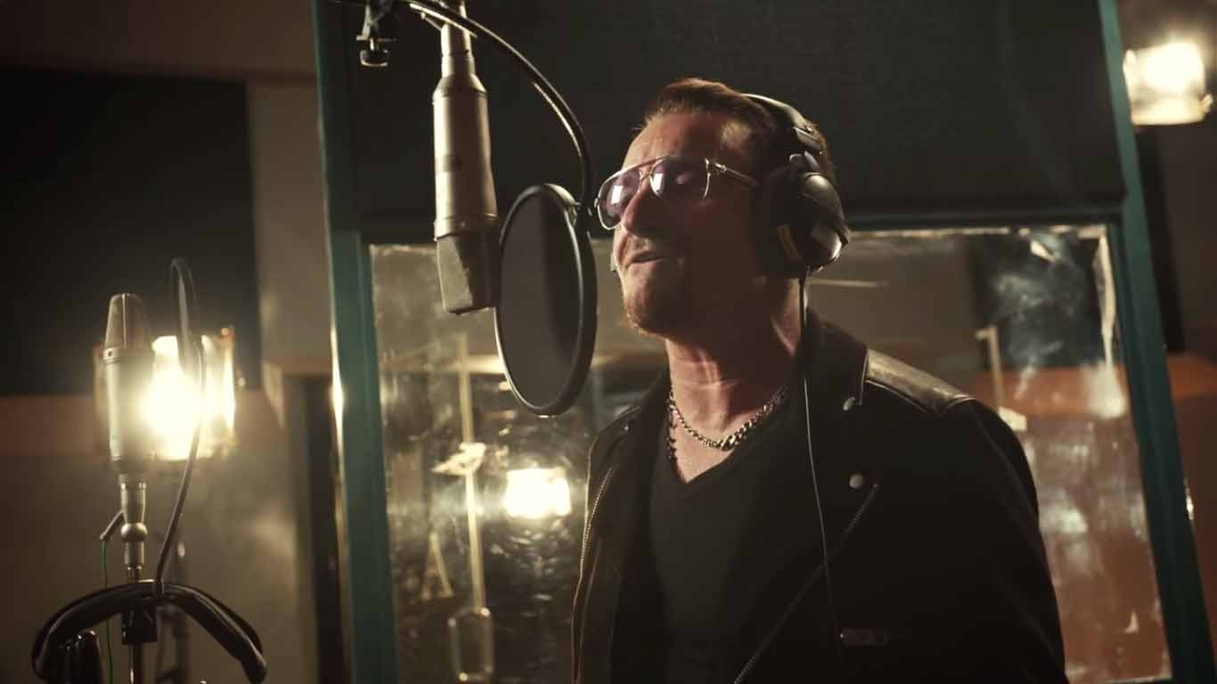 Bono Vox no vídeo de 'Do They Know It's Christmas?'. (Foto: Reprodução)