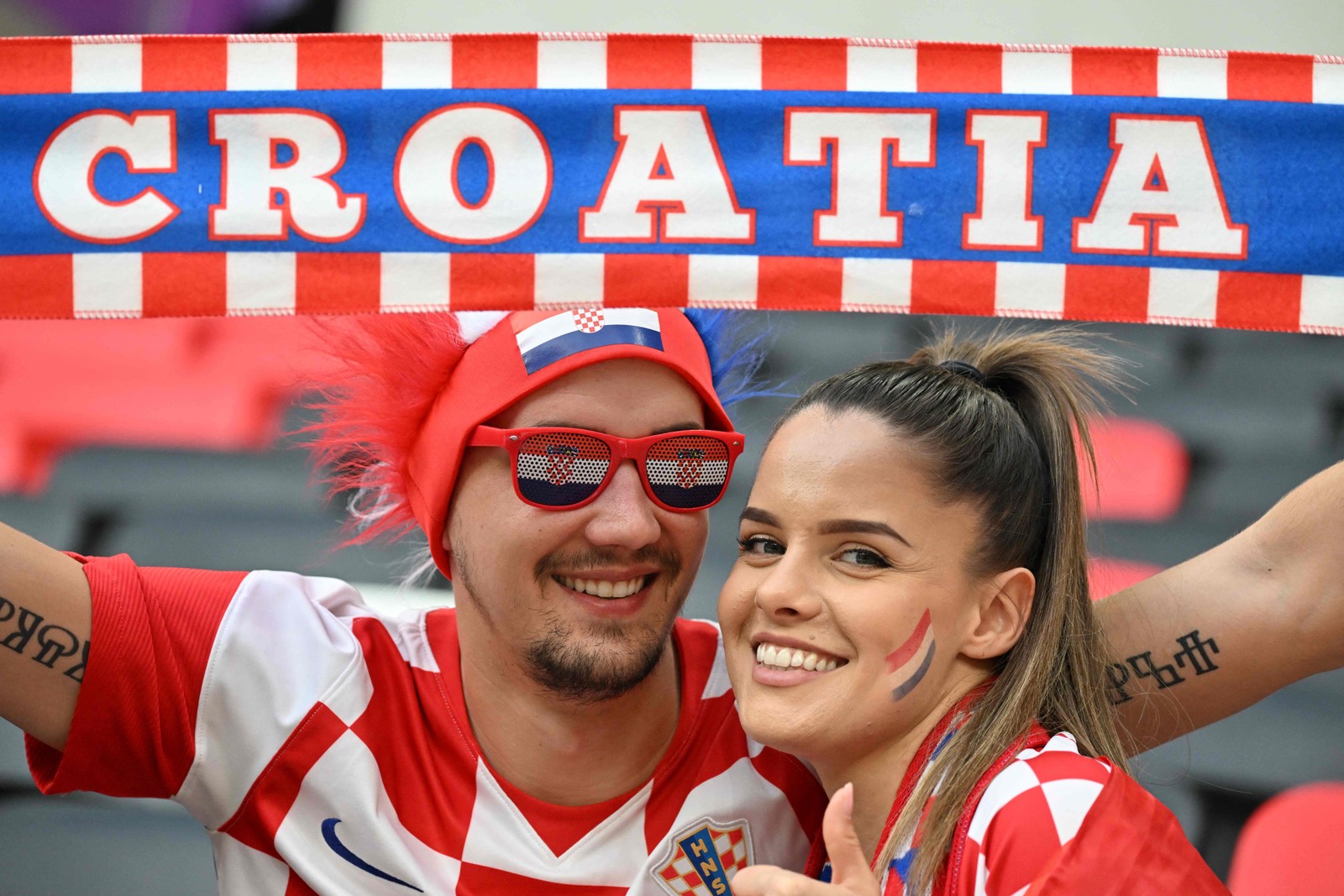 Torcedores da Croácia posam antes do começo da partida contra Bélgica — Foto: GABRIEL BOUYS/AFP