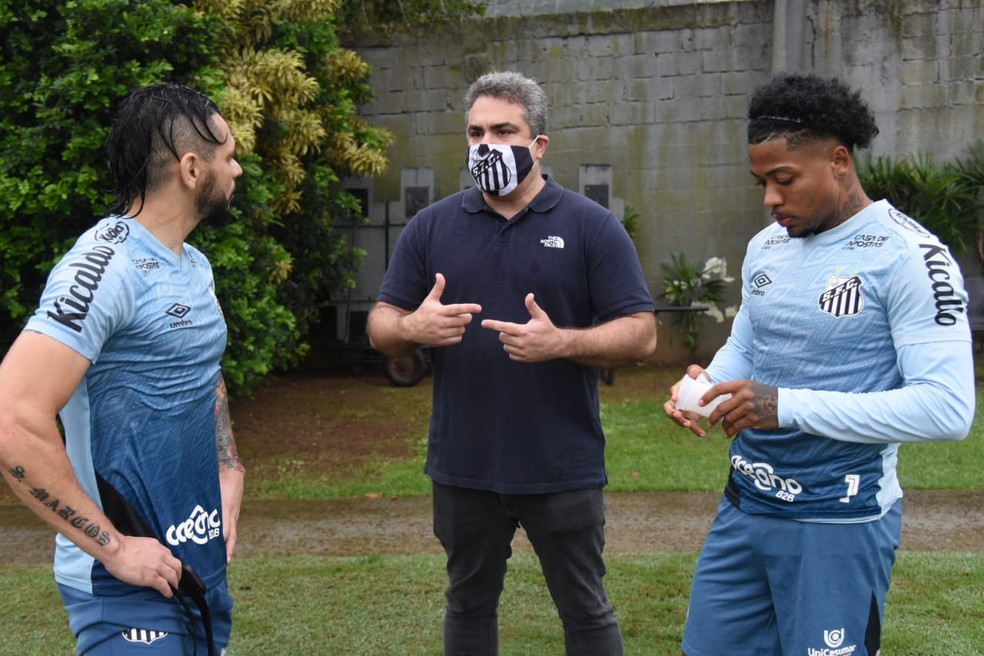 Orlando Rollo, presidente em exercício, em conversa com Marinho e Pará, líderes do elenco santista — Foto: Ivan Storti/Santos F.C