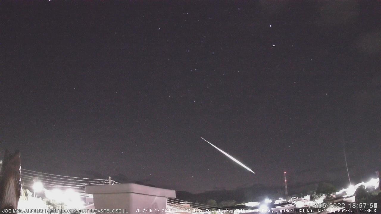 Passagem de meteoro 'bola de fogo' de cor esverdeada é flagrada em SC; VÍDEO