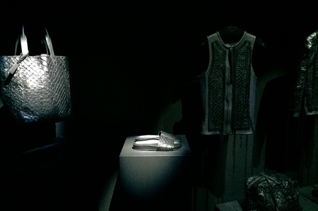 A exposição com peças-conceito de couro de pirarucu (Foto: Divulgação)