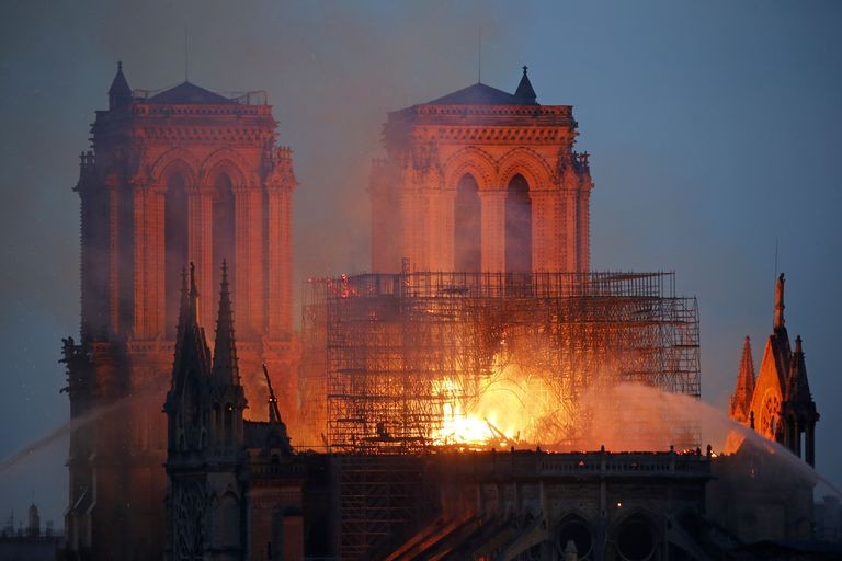 Dois meses depois do incidente, promotores revelam dois possíveis motivos para o incêndio na Catedral de Notre Dame (Foto: Getty Images/ Reprodução)