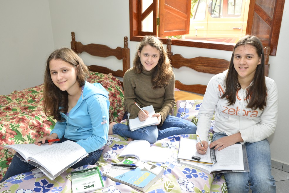  Da esquerda para a direita: Fabiele, Fabíola e Fábia, em foto de 2014, ano em que as três ganharam ouro na Olimpíada de Matemática, com as notas mais altas do Espírito Santo (Foto: Guilherme Ferrari/G1)