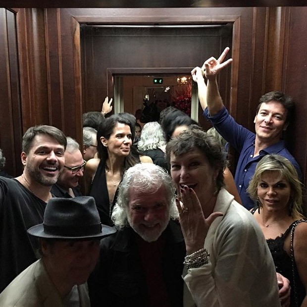 Convidados se espremem no elevador de Luciana Gimenez (Foto: Reprodução/Instagram)