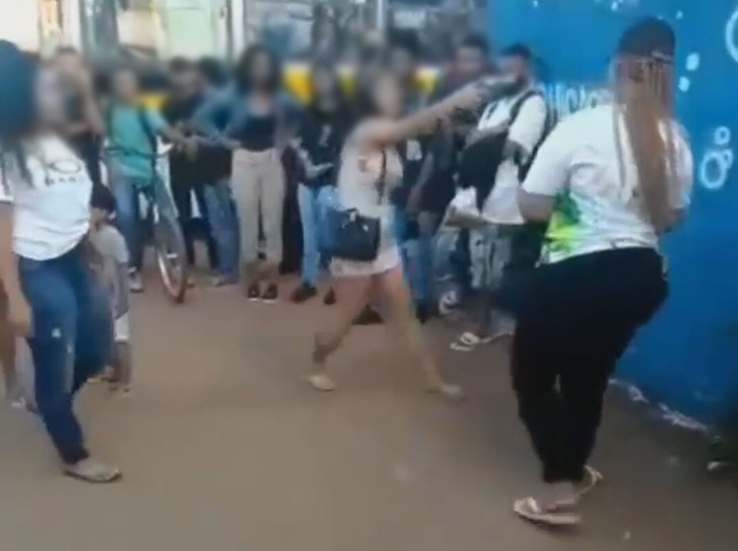 VÍDEO: jovem aponta arma para cabeça de aluna durante briga em porta de escola no DF