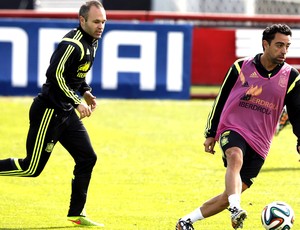 Xavi e Iniesta no treino da Espanha (Foto: EFE)