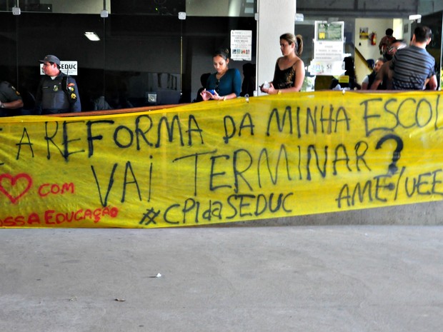 Estudantes penduraram faixa em que questionam situação de reformas em escolas (Foto: André Souza/G1)