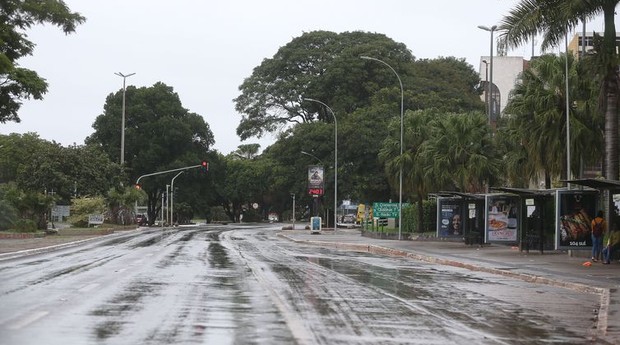 Avenida W3 Sul em Brasília praticamente vazia (Foto: Marcello Casal JrAgência Brasil)