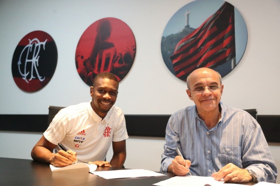 Juan renova contrato com o Flamengo (Foto: Gilvan de Souza / Flamengo)