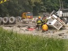 Caminhão tomba em rodovia e dupla fica gravemente ferida em São Roque 