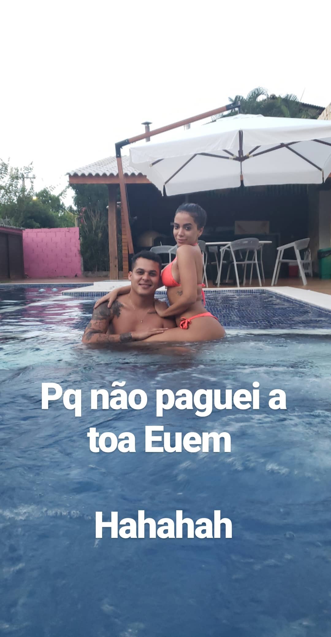 Anitta posa com amigo (Foto: Instagram/ Reprodução)