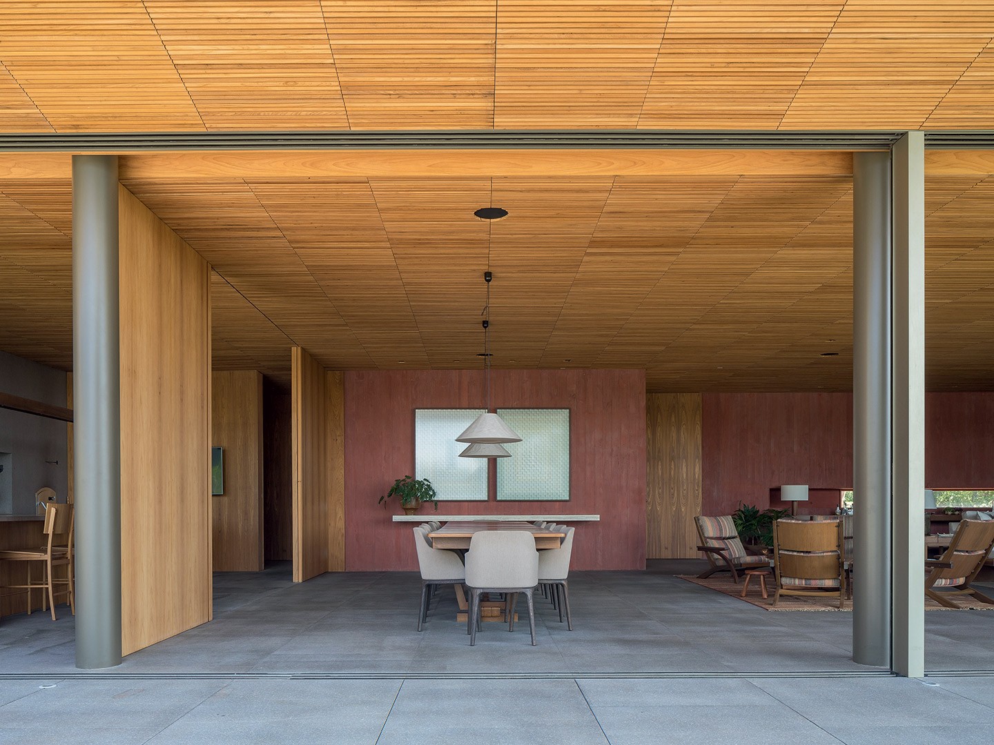 Grandes aberturas e brises de freijó garantem o clima aconchegante desta  casa de 1.680 m² - Casa Vogue