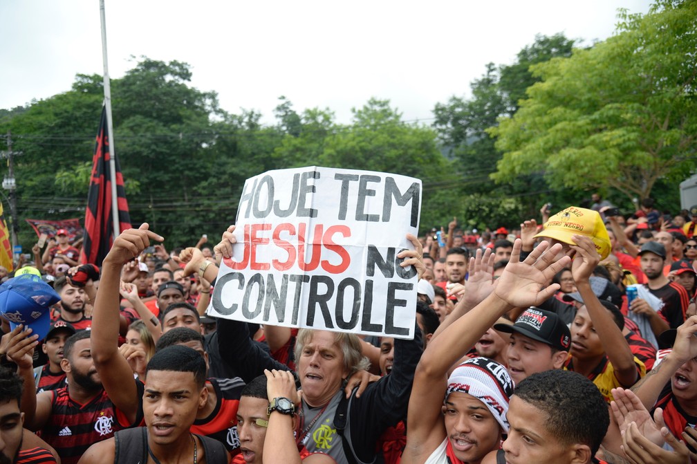 Torcida do Flamengo na porta do Ninho — Foto: André Durão / GloboEsporte.com