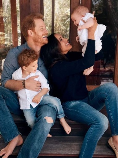 Meghan e Harry posaram com os filhos para o fotógrafo Alexi Lubomirski (Foto: Reprodução/Instagram/Alexi Lubomirski)