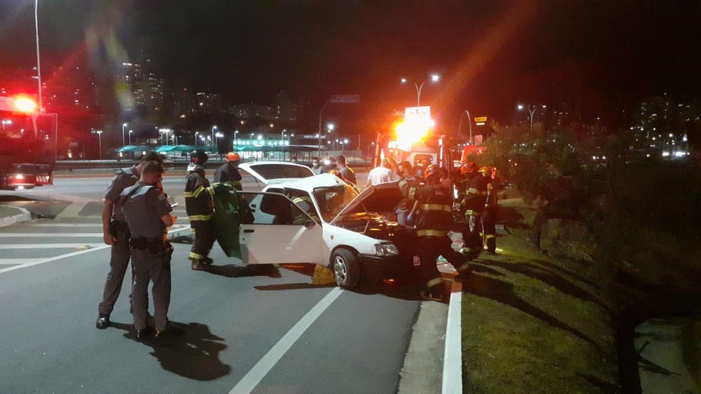 Motorista fica ferido após bater em poste no anel viário em São José dos Campos — Foto: Edgar Rocha
