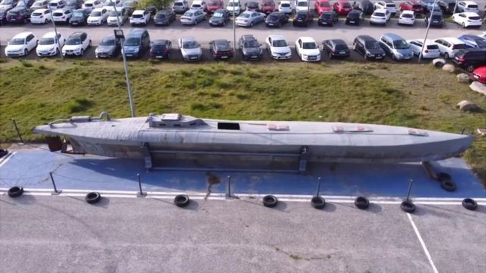 O submarino artesanal está exposto em um estacionamento na região central da Espanha — Foto: BBC