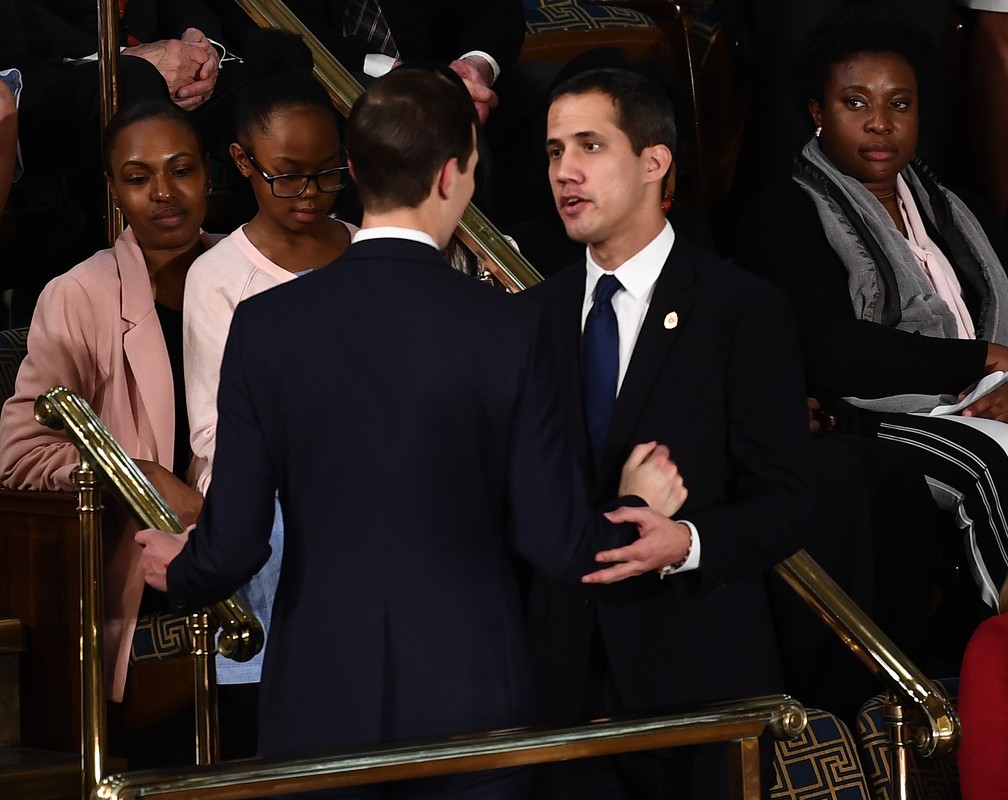 Juan Guaidó, autoproclamado presidente da Venezuela, cumprimenta o conselheiro Jared Kushner ao chegar à Câmara dos EUA para ouvir discurso de Donald Trump nesta terça-feira (4) — Foto: Brendan Smialowski/AFP 