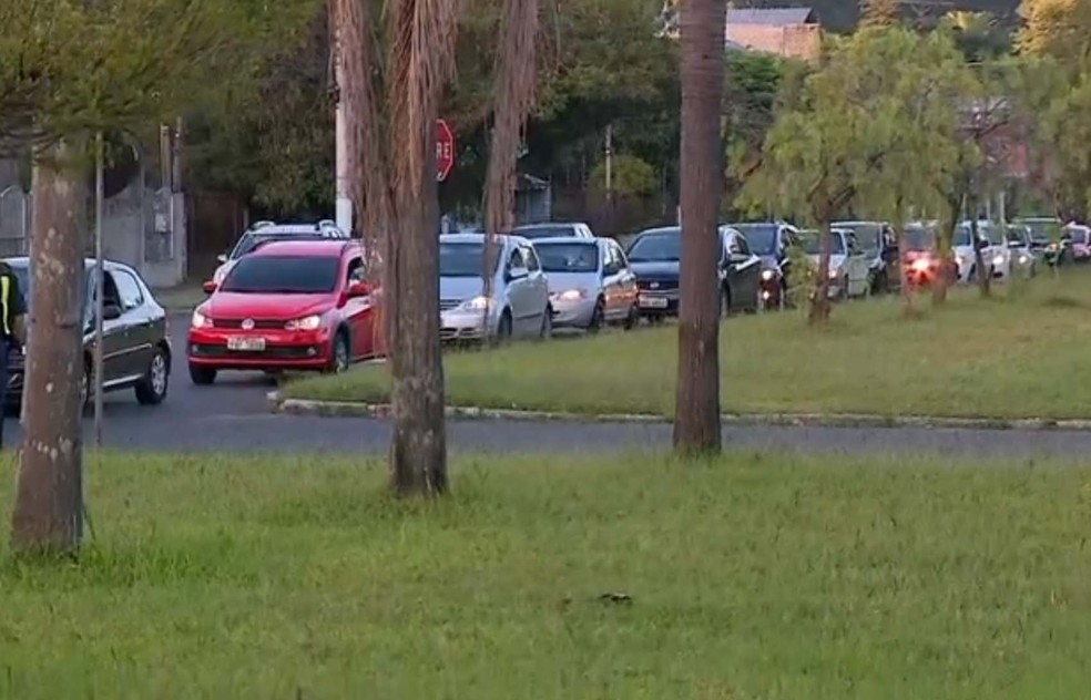 Movimentação na Avenida Bento Gonçalves nas proximidades do Campus do Vale, em Porto Alegre (Foto: Reprodução/RBS TV)