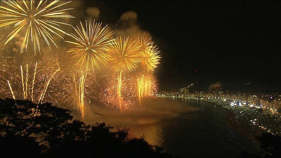 Apesar De Queima De Fogos Menor Em Copa Reveillon Do Rio Tera Palcos Em 10 Bairros Rio De Janeiro G1 O fim de ano está chegando e com ele as festas características detsa época e nada melhor do que presentear amigos e familiares com mensagens de que no novo ano que se inicia possamos viver intensamente cada momento com muita paz e esperança, pois a vida é uma dádiva e cada instante é. apesar de queima de fogos menor em copa
