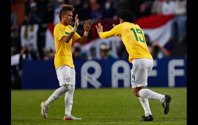 Neymar Fred Brasil x Paraguai (Foto: AP)