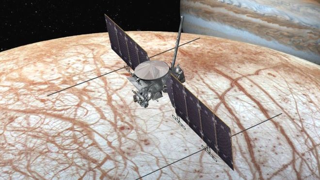 Ilustração mostra como será a missão da Europa Clipper, que tentará determinar se a lua de Jupiter pode ter condições de abrigar vida (Foto: NASA/ via BBC News Brasil)