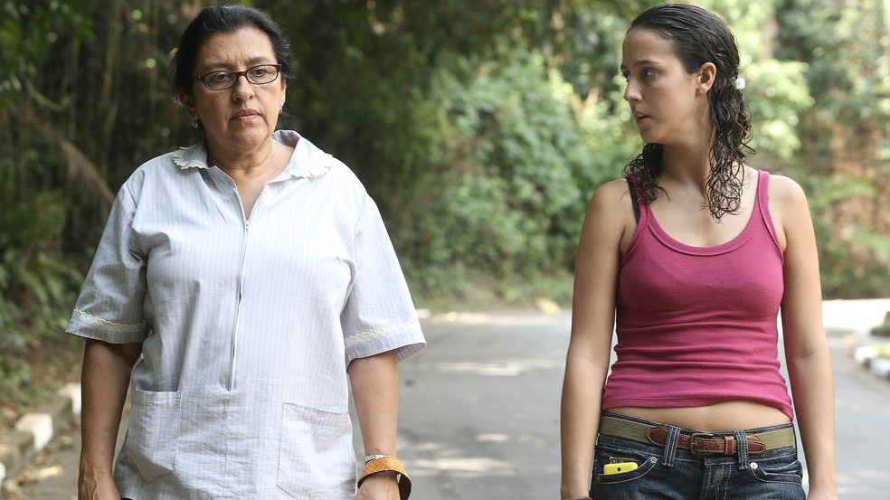 Regina Casé e Camila Márdila em 'Que horas ela volta?', de Anna Muylaert — Foto: Reprodução